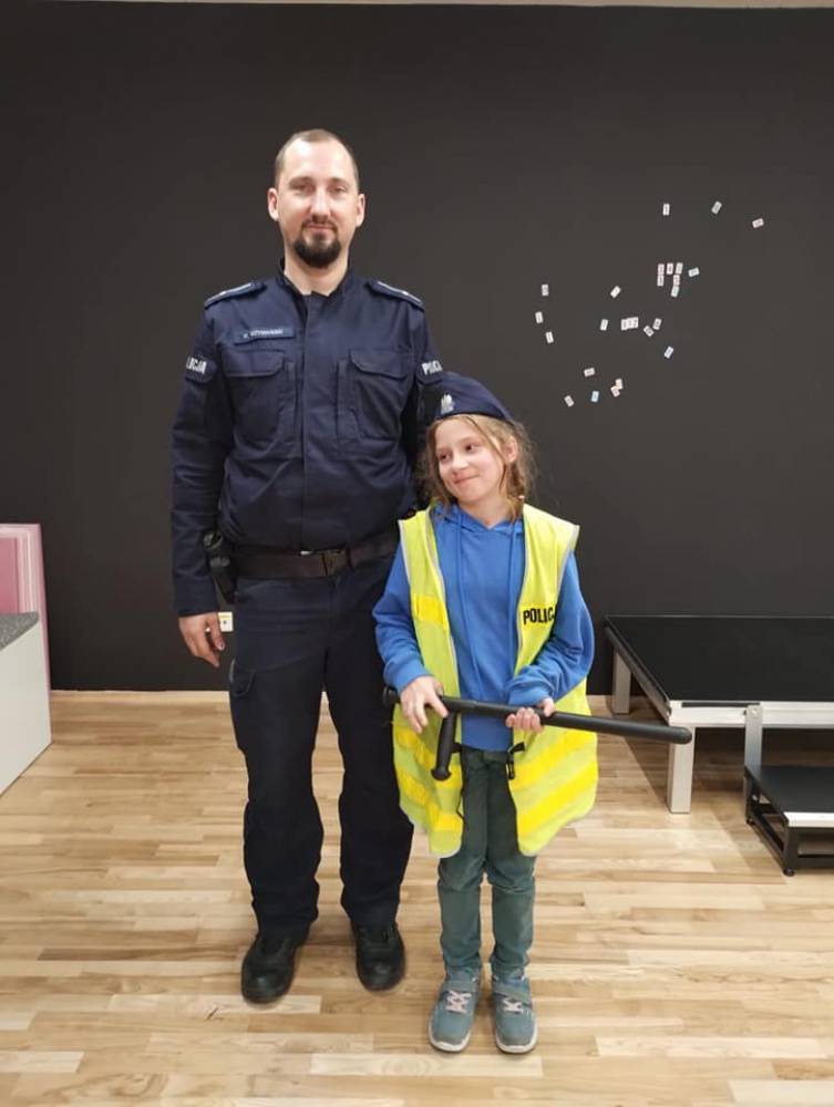 Zdjęcie: Na zdjęciu: Policjant z dzieckiem
